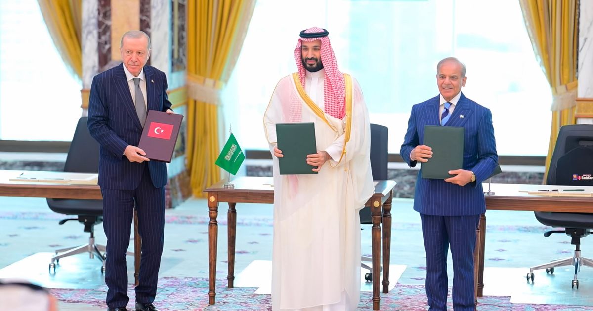 Tre leader firmano un accordo di difesa collettiva in Arabia Saudita, con l'obiettivo di rafforzare la sicurezza nella regione