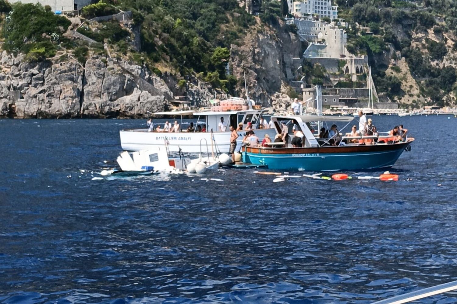 La collisione tra i due gozzi ad Amalfi