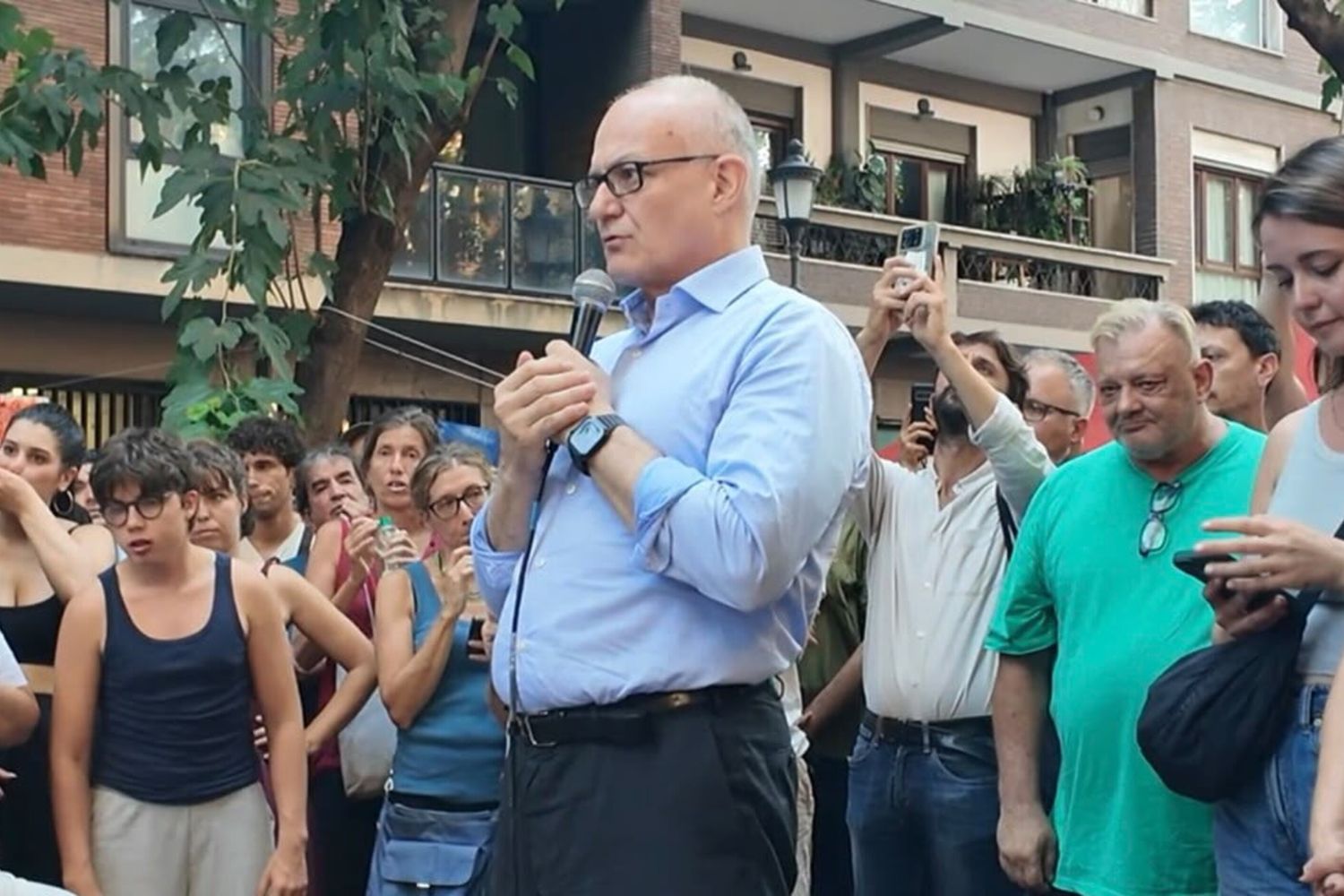 Roberto Gualtieri parla con le famiglie che vivono del centro sociale Spin Time