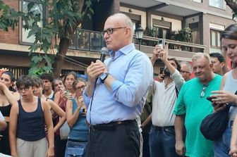 Roberto Gualtieri parla con le famiglie che vivono del centro sociale Spin Time