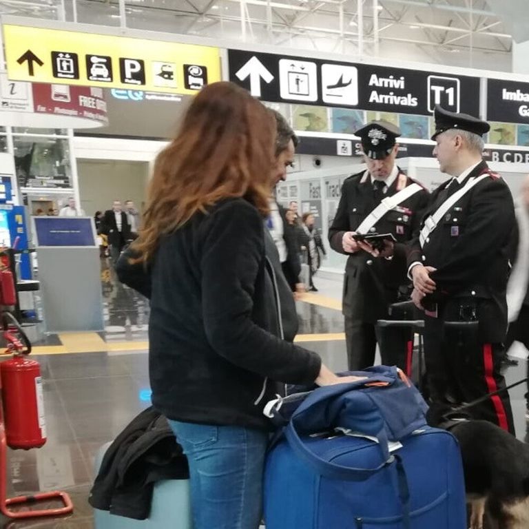 Controlli carabinieri all'aeroporto