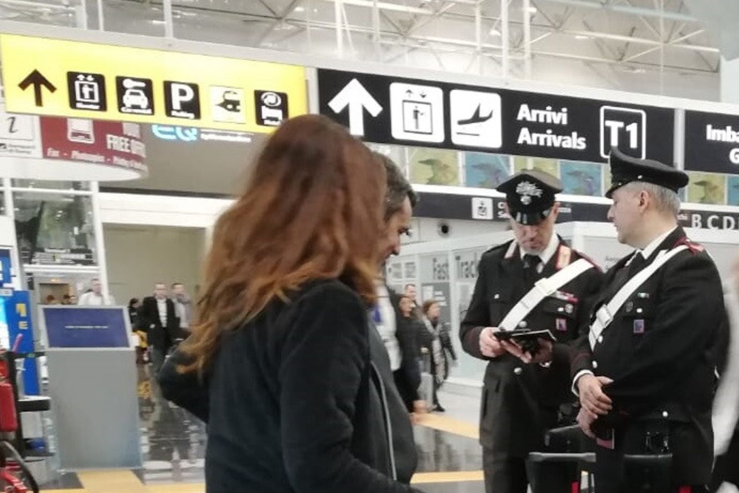 Controlli carabinieri all'aeroporto