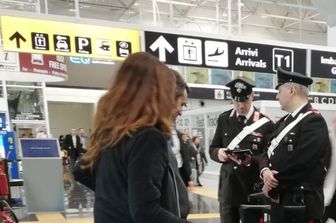 Controlli carabinieri all'aeroporto