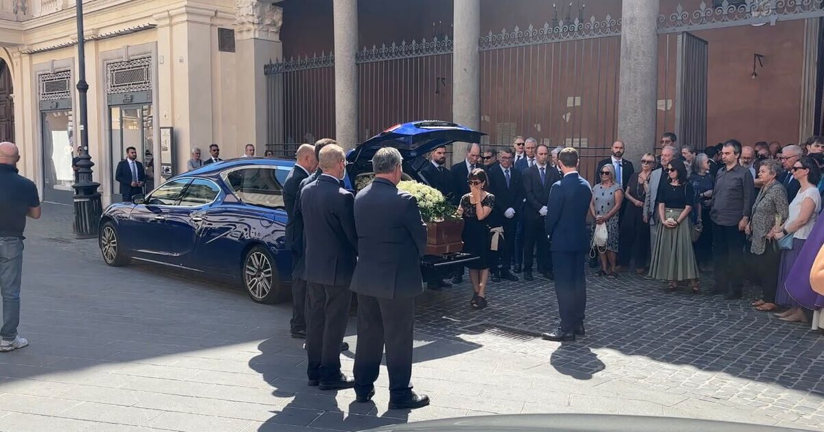 Ministra Roccella e famiglia ricordano il marito Luigi Cavallari in una cerimonia a Roma, con l'abbraccio delle istituzioni e le parole di dolore e gratitudine