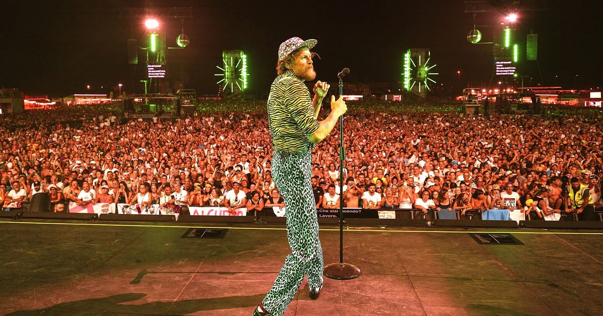 Jovanotti presenta il tour estivo a Olbia con ospiti e spettacoli originali