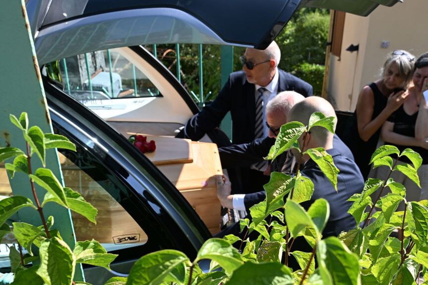 Il feretro di Guccini si avvia vrso la chiesa per i funerali