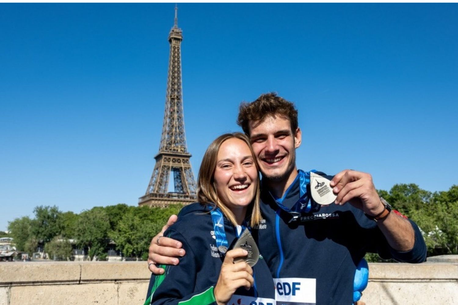 Elisa Cosetti e Andrea Barnabà in posa con la Tour Eiffel alle spalle