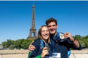 Elisa Cosetti e Andrea Barnabà in posa con la Tour Eiffel alle spalle