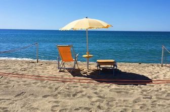 La postazione in prima fila sulla spiaggia libera occupata dai "furbetti dell'ombrellone"