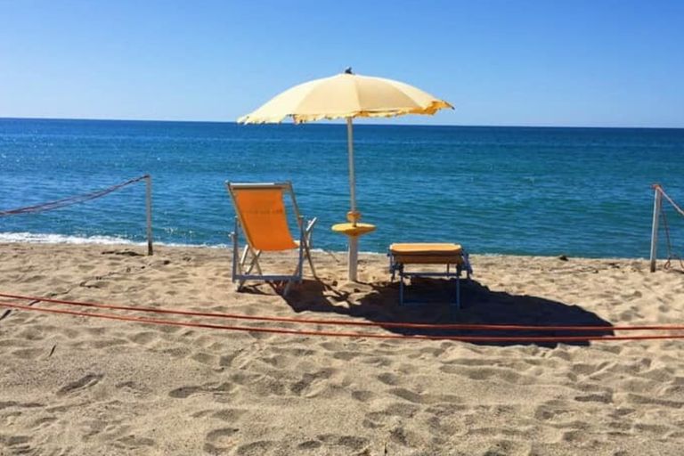 La postazione in prima fila sulla spiaggia libera occupata dai "furbetti dell'ombrellone"