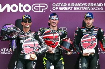 Tripletta Aprilia a Silverstone: il vincitore Raul Fernandez sul podio con Jorge Martin e Marco Bezzecchi