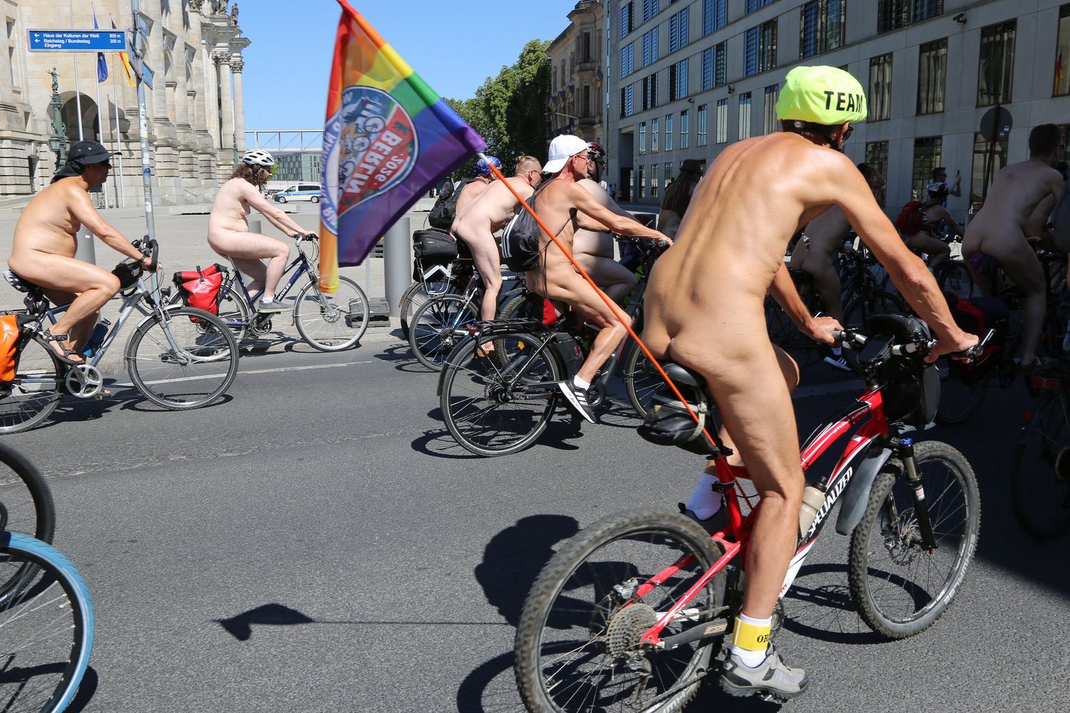 Nudi in bicicletta per la World Naked Bike Ride in Berlino