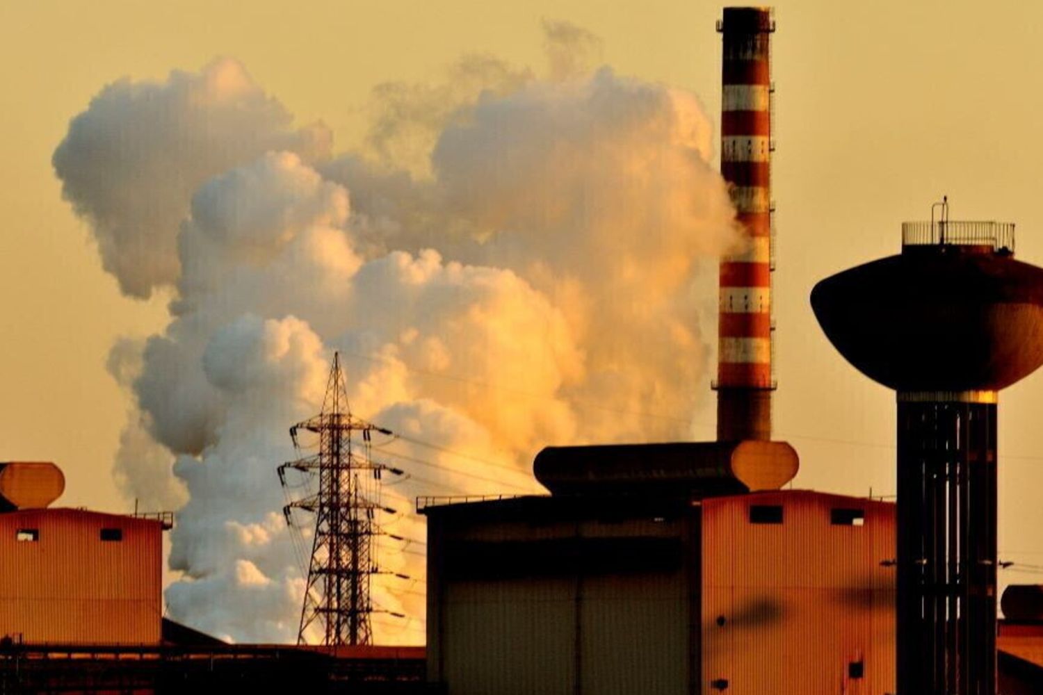 "Perchè vuoi tenere il mostro ancora aperto?". Decaro risponde a un 13enne sull'ex Ilva