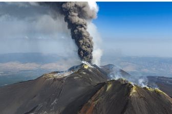 L'Etna non dà tregua. Traffico aereo limitato fino alle 6 di questa mattina