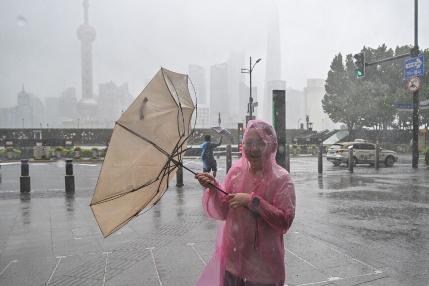 Cina in ginocchio per il tifone Dolphin, evacuato oltre un milione e mezzo di persone