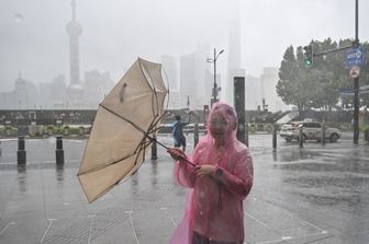 Cina in ginocchio per il tifone Dolphin, evacuato oltre un milione e mezzo di persone