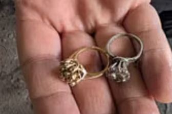 Miracolo tra i rifiuti a New York: ritrova due anelli di famiglia dispersi in una discarica