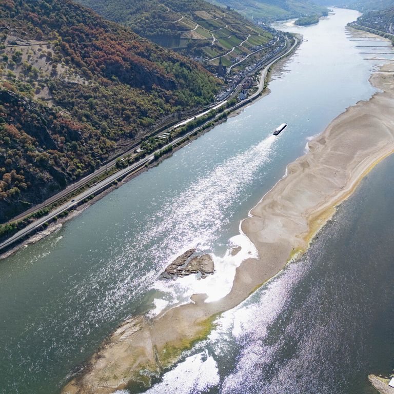 Il fiume Reno prosciugato dalla siccità