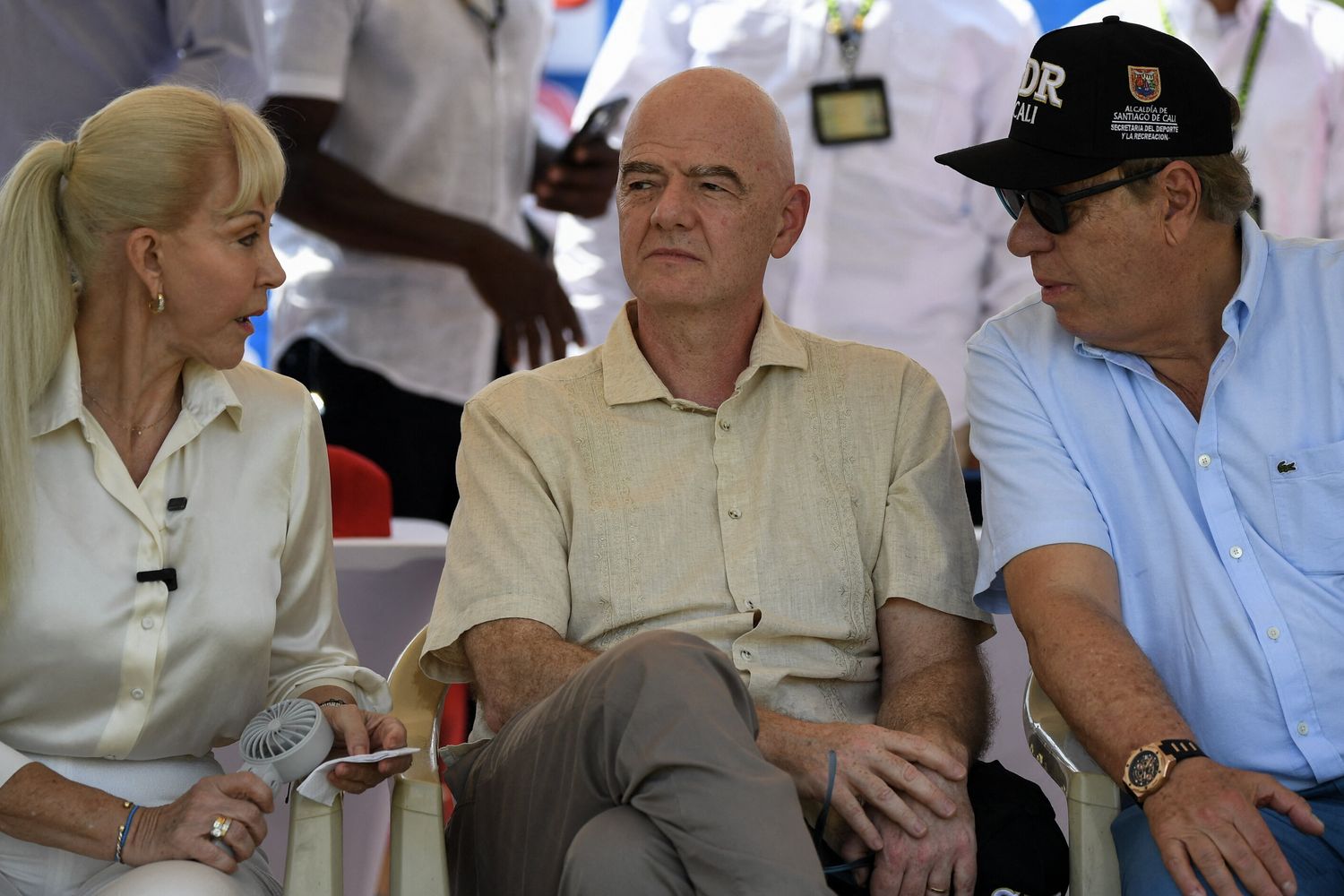 Il presidente della Fifa, Gianni Infantino (al centro), insieme alla governatrice della Valle del Cauca, Dilian Francisca Toro, e al presidente della FCF Ramon Jesurun