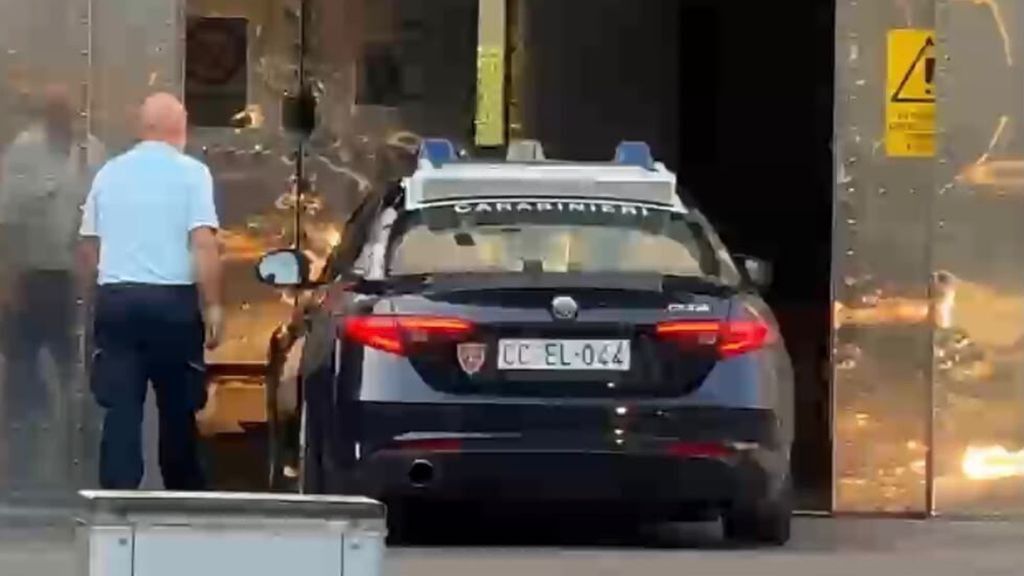 L'auto dei carabinieri con dentro Valer Lavitola entra a Rebibbia