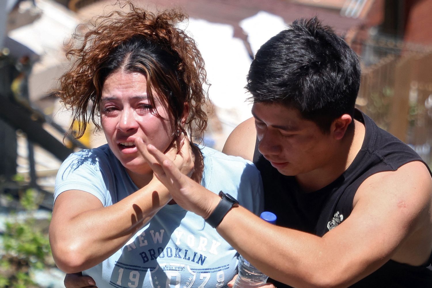 Donna soccorsa dopo il terremoto che ha colpito la Colombia