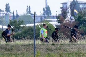 La polizia pattuglia l'area dell'aeroporto di Lipsia/Halle con metal detector