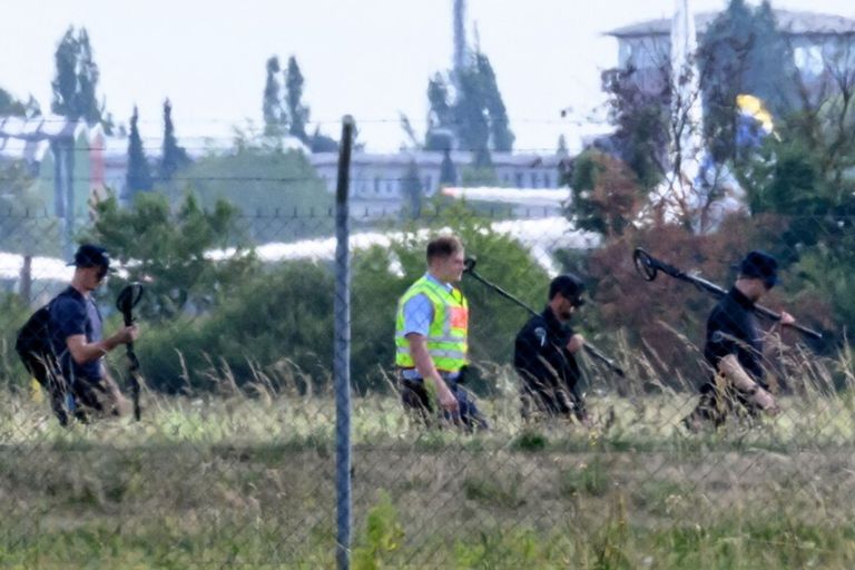 La polizia pattuglia l'area dell'aeroporto di Lipsia/Halle con metal detector