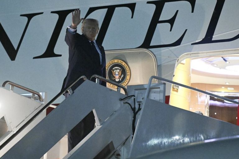 Trump sale a bordo dell'Air Force One