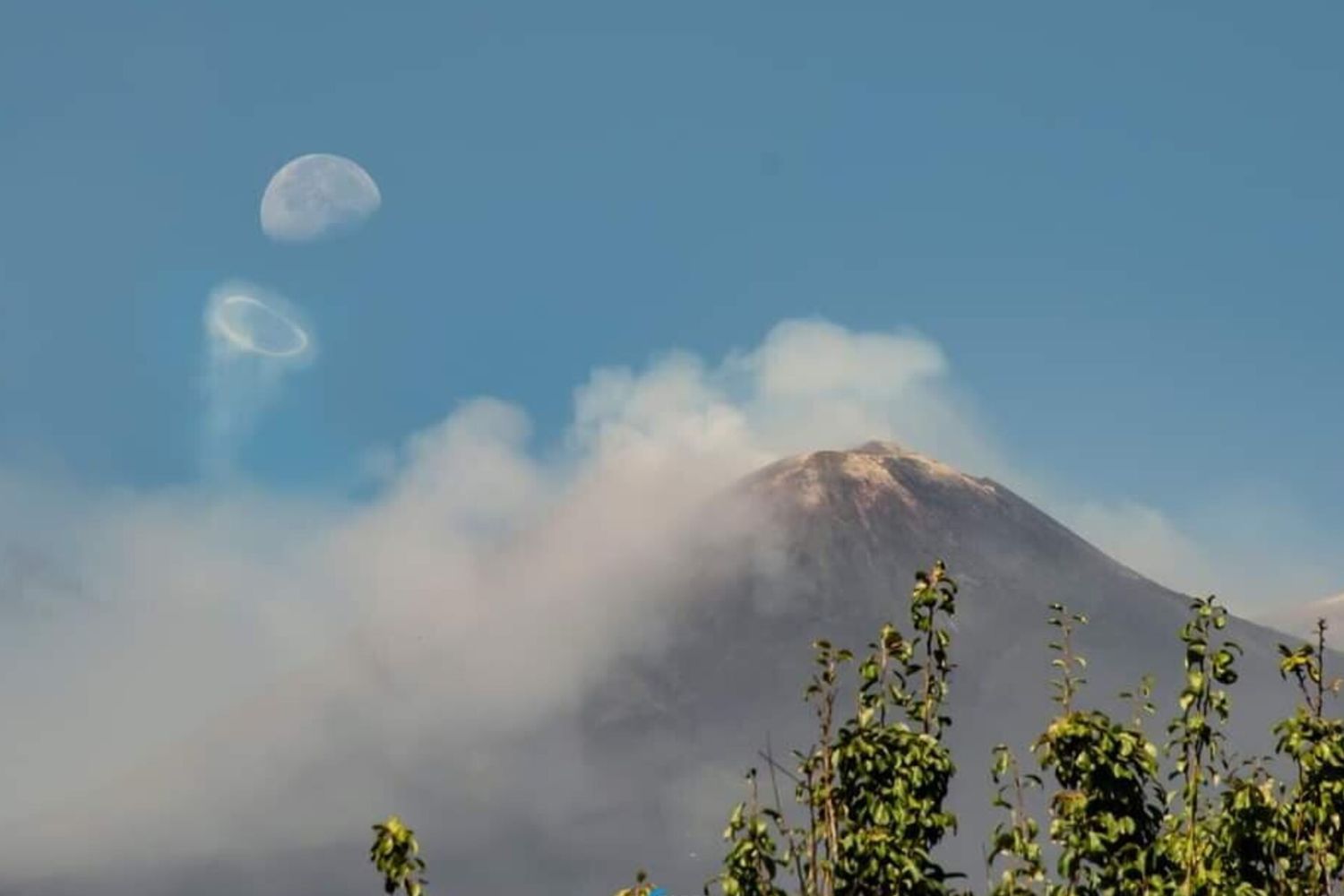&nbsp;Sbuffi di fumo sull'Etna
