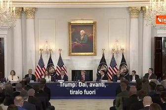 Tavolo rotonda minatori Usa, Trump riceve dell'oro: Molto prezioso, la gente non lo sa