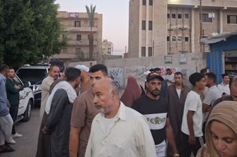 I parenti di vittime e feriti fuori dall'ospedale Al-Qassasin a Ismailia