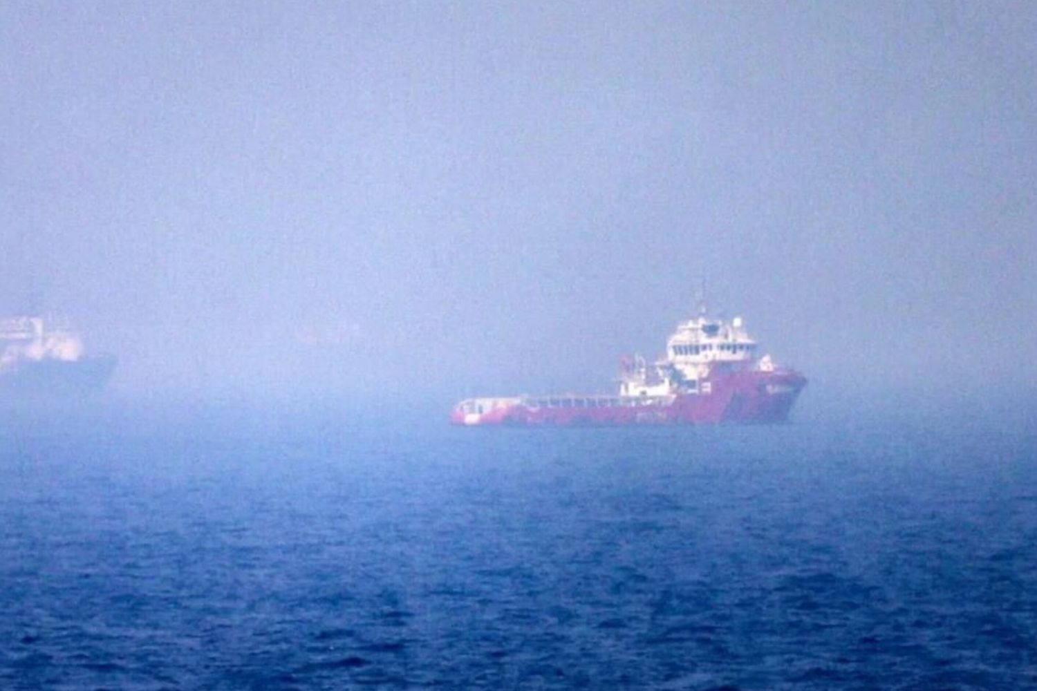 Navi attraversano lo Stretto di Hormuz