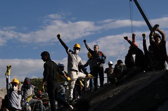 Volontari tra le macerie