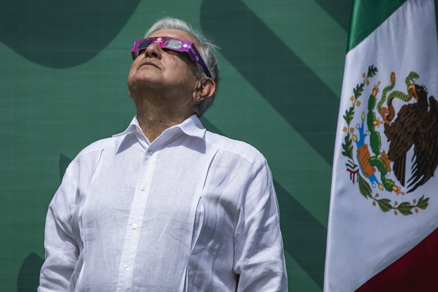 Il presidente del Messico Andres Manuel Lopez Obrador attende l'eclissi