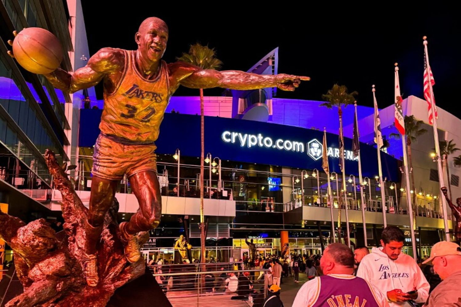 La statua di Magic Johnson a Los Angeles
