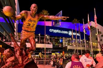 La statua di Magic Johnson a Los Angeles