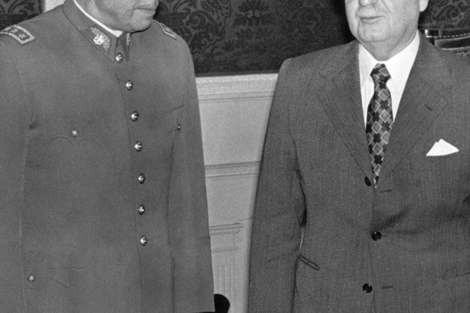 Allende e Pinochet, un mese prima del golpe