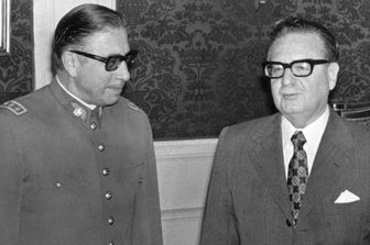 Allende e Pinochet, un mese prima del golpe