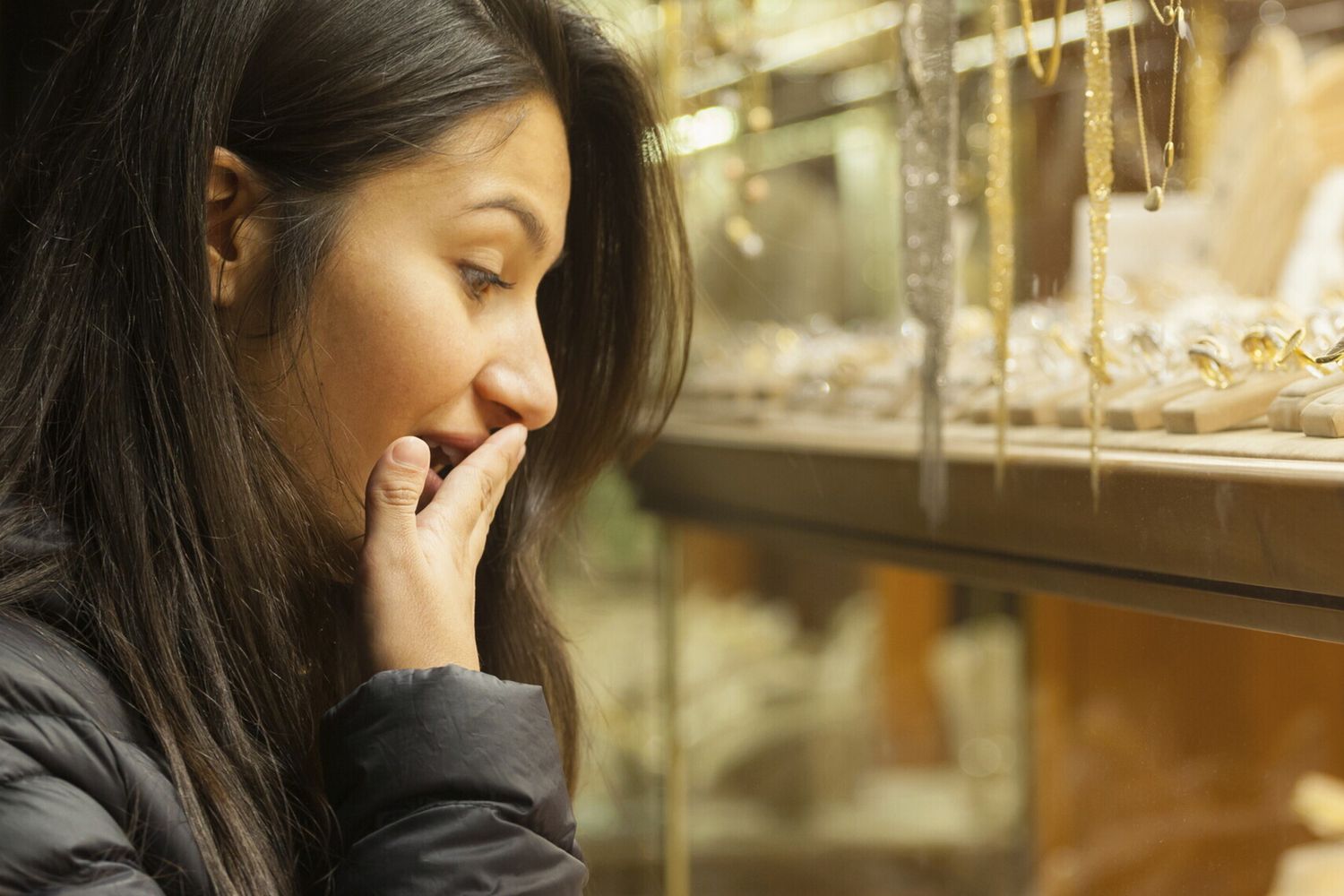 Una donna acquista in autonomia un anello con diamante