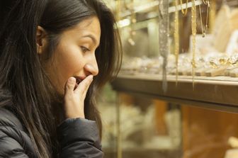 Una donna acquista in autonomia un anello con diamante
