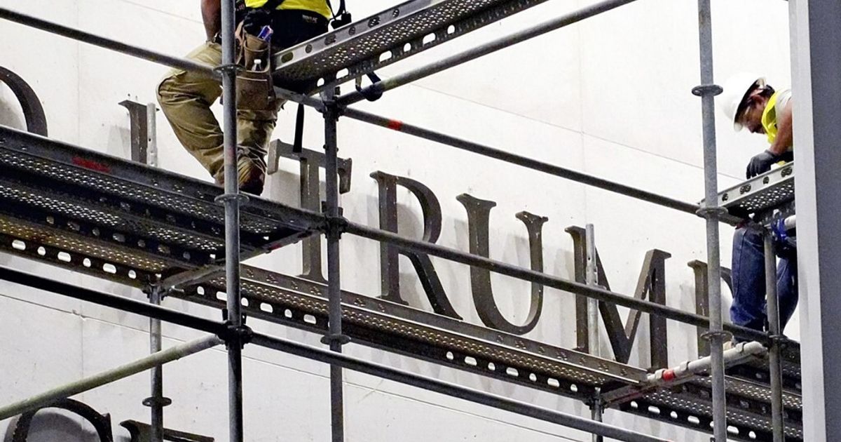 Il Kennedy Center a Washington mostra un'iscrizione con il nome di Trump, nonostante un giudice abbia ordinato la sua rimozione