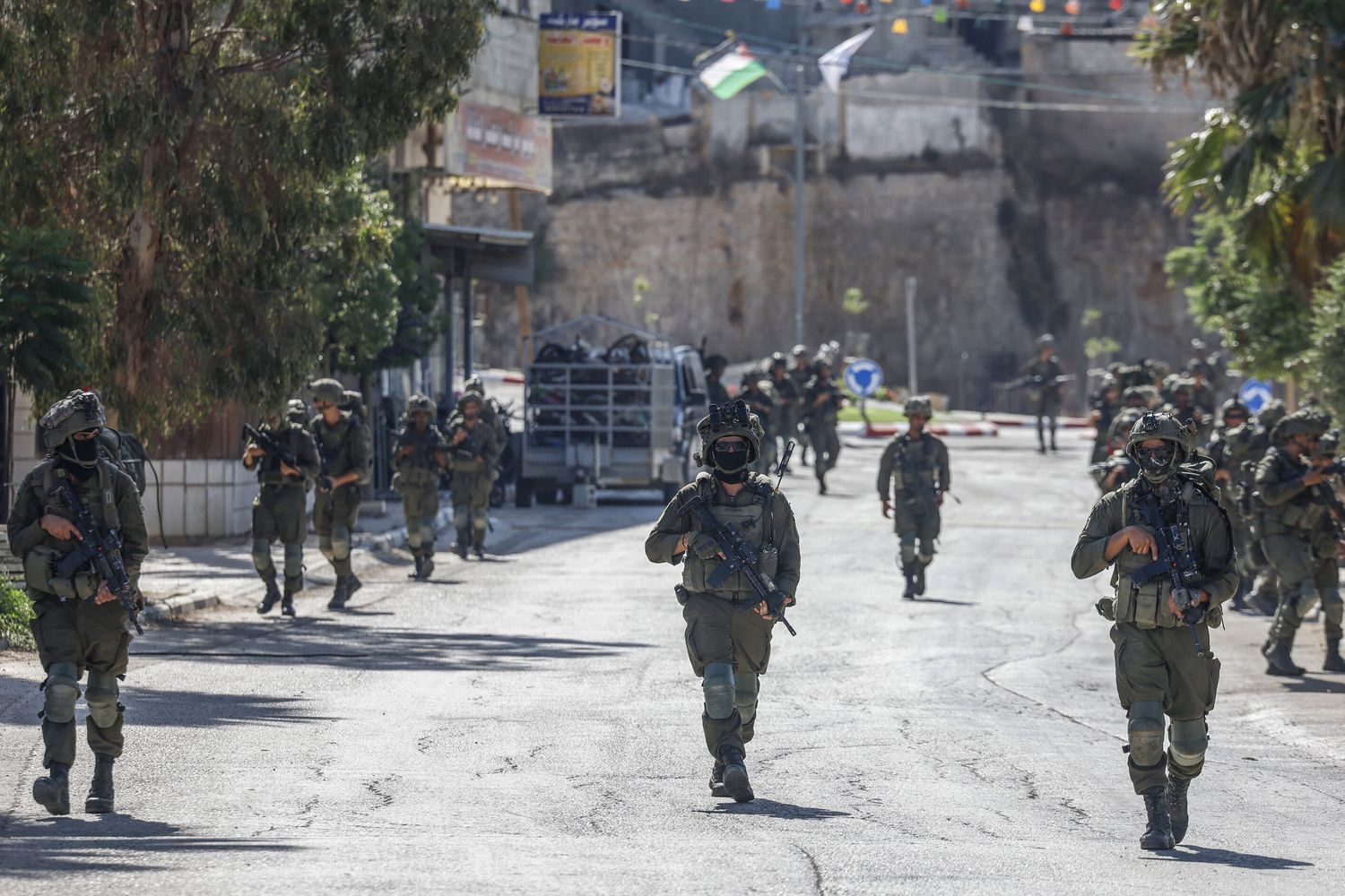 Militari nel villaggio di Qusra, in Cisgiordania