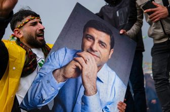 Un attivista con il ritratto di Selahattin Demirtas