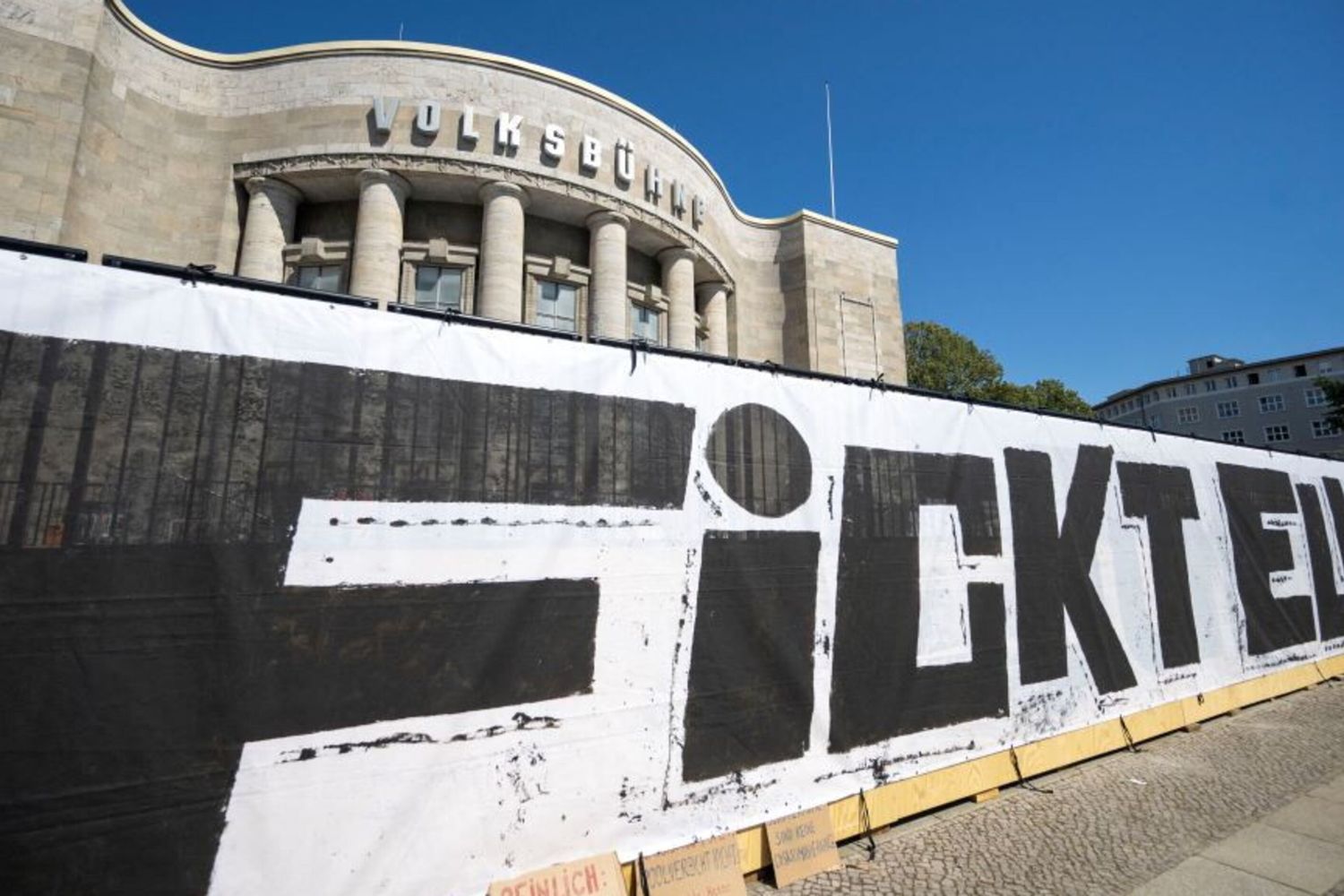 Evento cancellato per gli insulti razzisti al Volksbuhne di Berlino