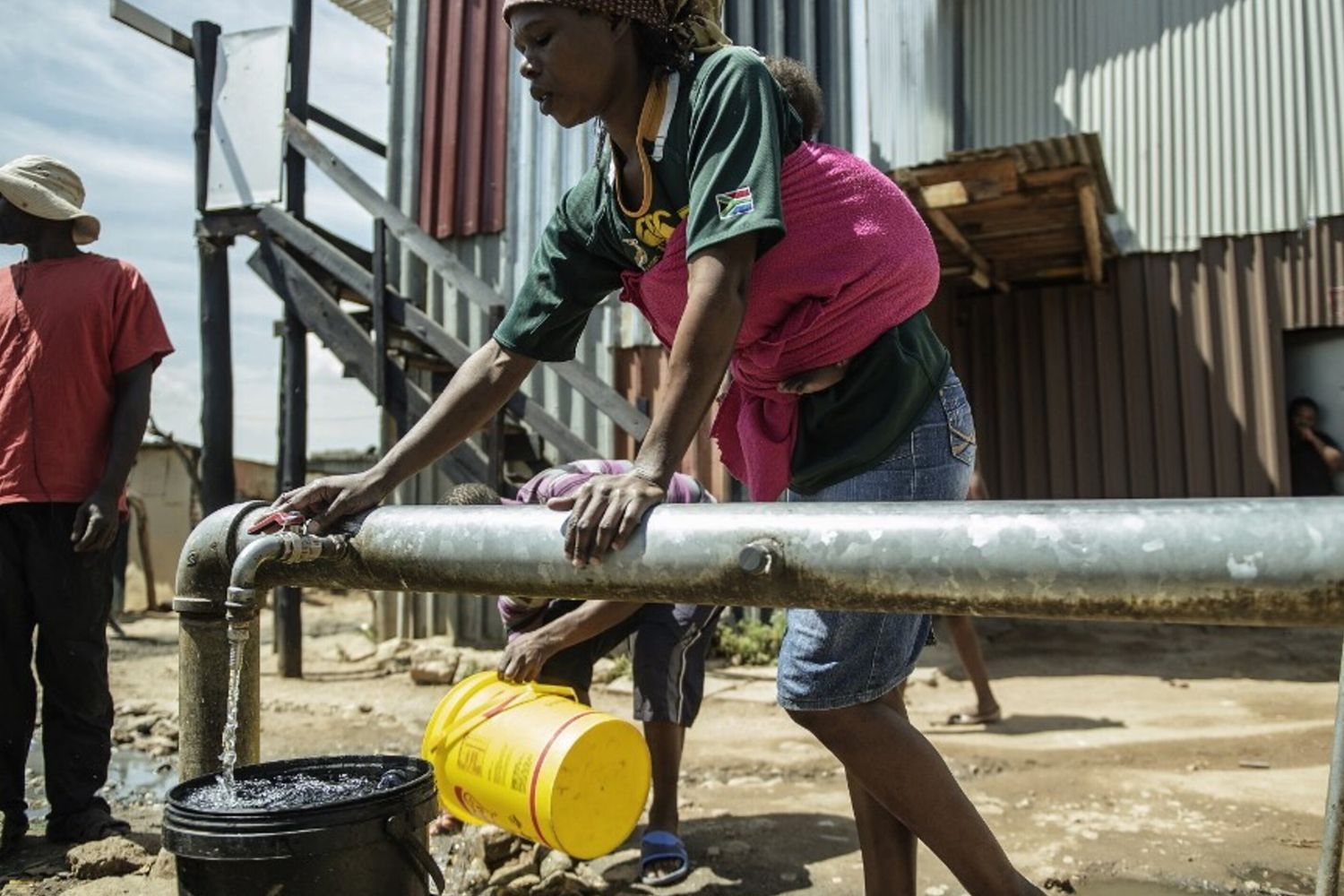 Residenti di Johannesburg si riforniscono d'acqua con taniche e bidoni: la grave crisi idrica e dei servizi sta mettendo in ginocchio la città