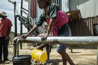 Residenti di Johannesburg si riforniscono d'acqua con taniche e bidoni: la grave crisi idrica e dei servizi sta mettendo in ginocchio la città