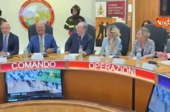 Piantedosi visita Centro operativo nazionale dei Vigili del fuoco e la sala crisi Ministero Interno