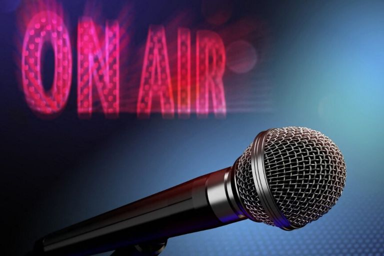 Incredibile gaffe su una radio britannica: inviato per errore l'audio sulla scomparsa di Re Carlo III