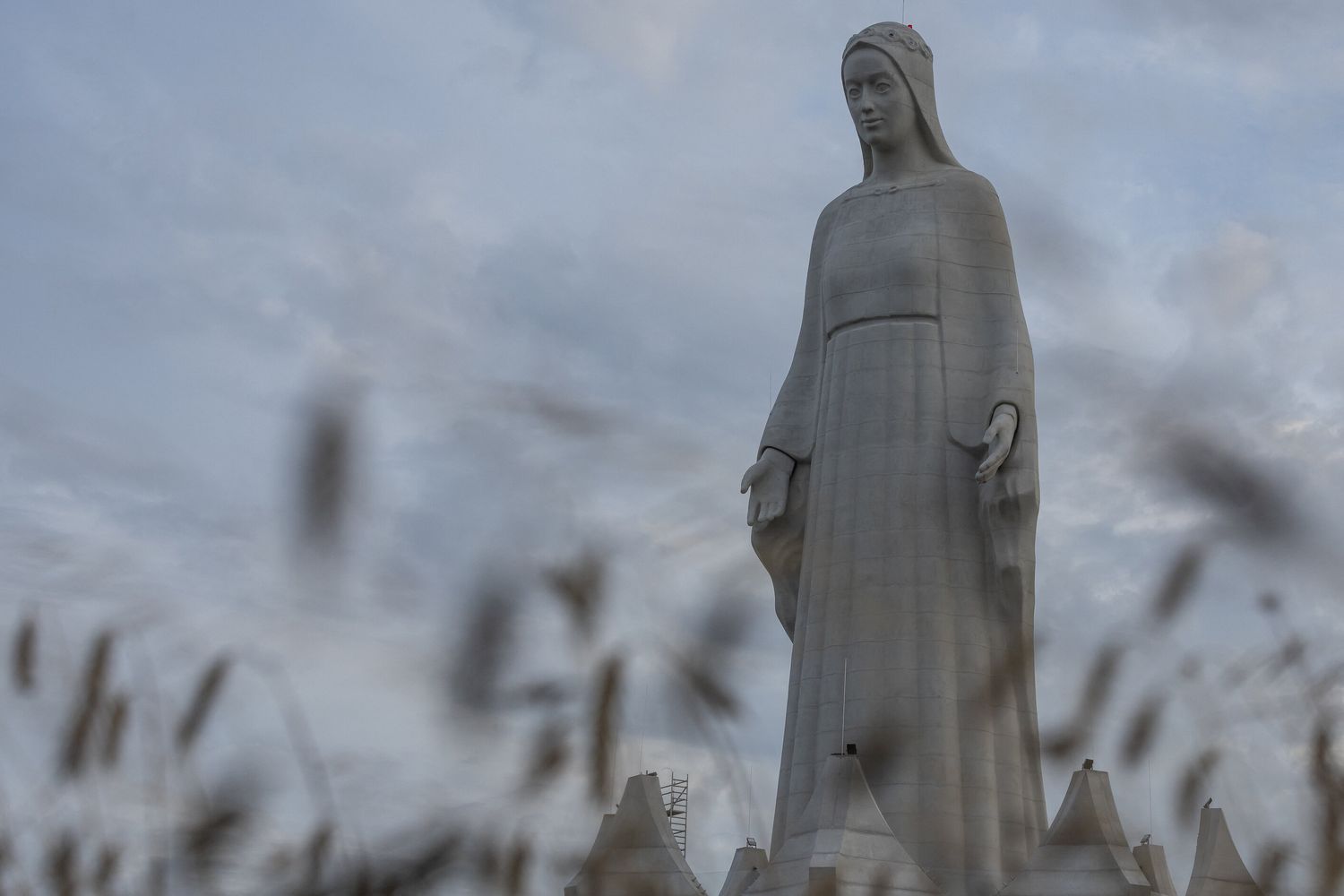 La statua della Madonna della Misericordia nel villaggio polacco di Konotopie