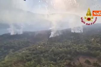 Incendi nell'Aquilano e nel Chietino, proseguono le operazioni dei Vigili del Fuoco